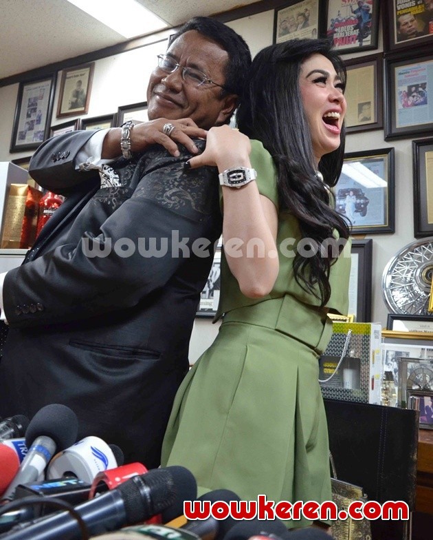 Gambar Foto Jumpa Pers Klarifikasi Penggerebekan KTV Princess Syahrini
