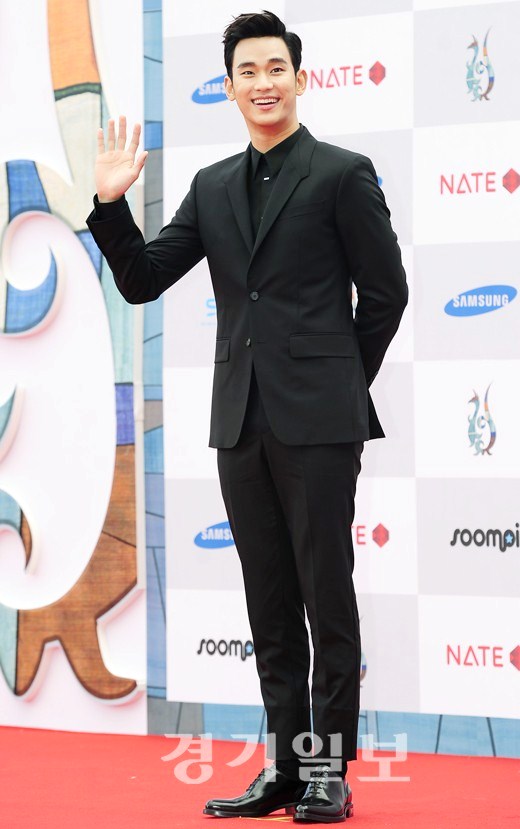 Gambar Foto Kim Soo Hyun di Red Carpet Seoul International Drama Awards 2014