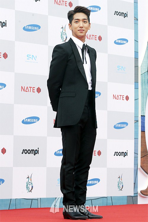 Gambar Foto Baro B1A4 di Red Carpet Seoul International Drama Awards 2014