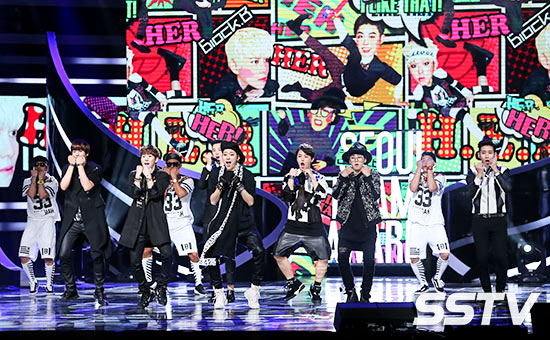 Gambar Foto Block B Saat Nyanyikan Lagu 'Her'