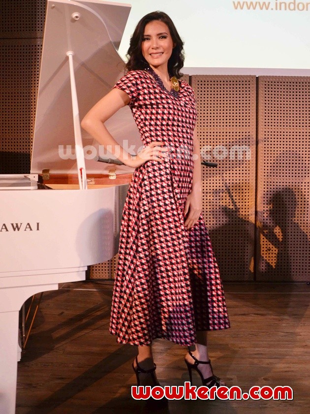 Gambar Foto Olga Lydia di Pembukaan Pameran Tulola Jewelry