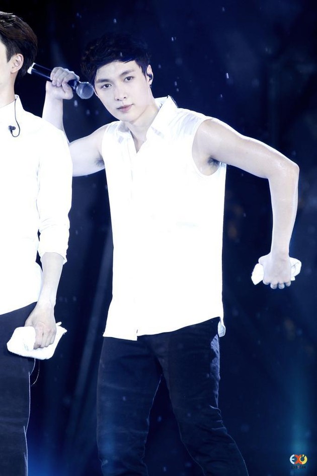 Gambar Foto Aksi Panggung Lay di Konser 'EXO The Lost Planet in Jakarta'