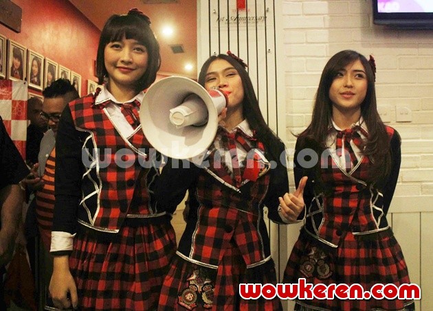Gambar Foto JKT 48 Pasang Plakat Ulang Tahun di JKT48 Teater