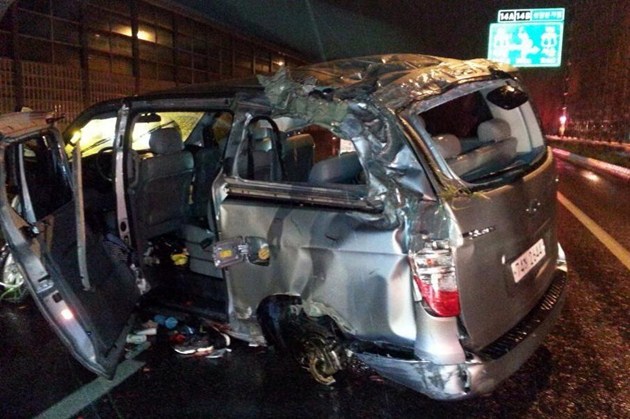 Gambar Foto Mobil Ladies' Code yang Mengalami Kecelakaan