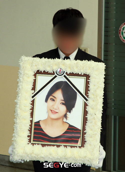 Gambar Foto Prosesi Pemakaman EunB Ladies' Code