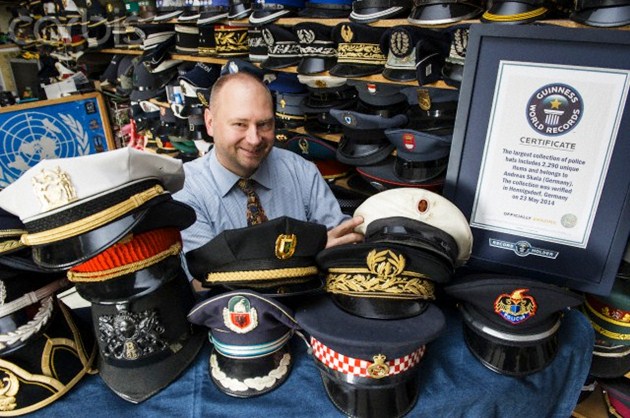 Gambar Foto Andreas Skala, Pemilik Koleksi Topi Polisi Terbanyak di Dunia