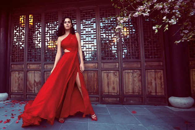 Gambar Foto Katy Perry Anggun dengan Gaun Warna Merah