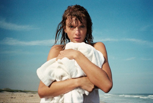 Gambar Foto Taylor Swift Basah-basahan Saat Pemotretan Majalah Rolling Stone