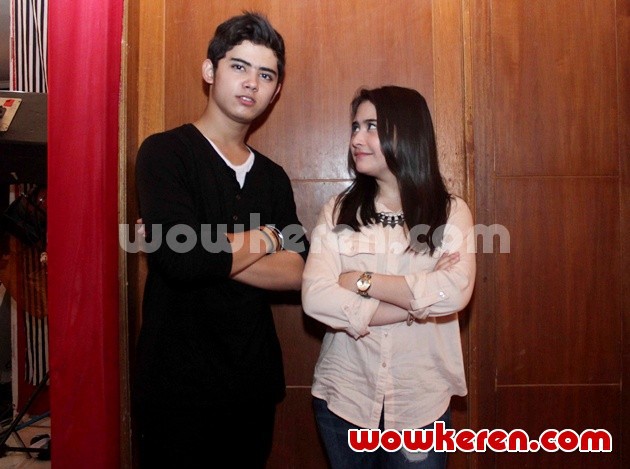 Gambar Foto Aliando dan Prilly Latuconsina Rehat Syuting 'Ganteng-Ganteng Serigala'