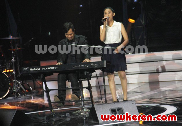 Gambar Foto Reyna Qotrunnada Saat Tampil Bersama Ahmad Dhani