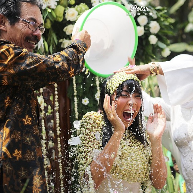 Gambar Foto Fitri Tropica Lakukan ALS Ice Bucket Challenge Saat Siraman