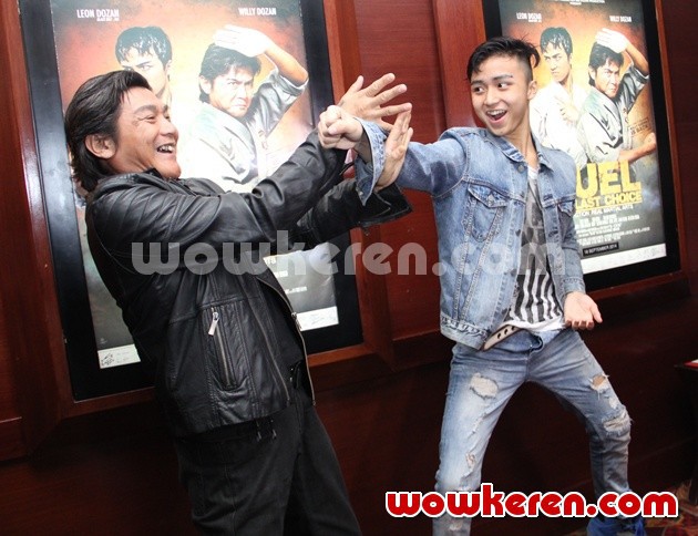 Gambar Foto Willy Dozan dan Leon Dozan di Premier Film 'Duel: The Last Choice'