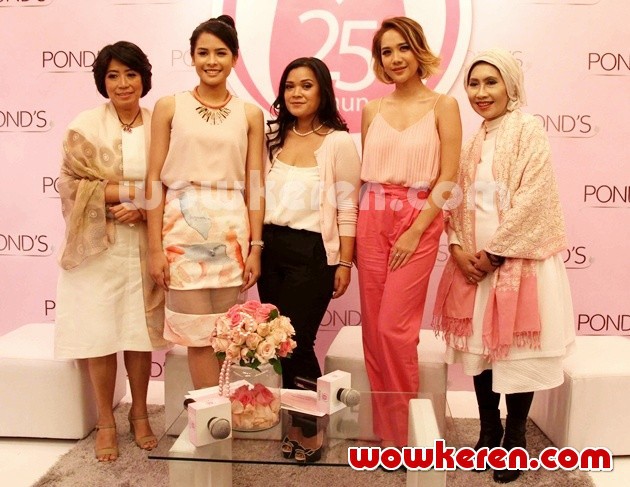 Gambar Foto Maudy Ayunda dan Bunga Citra Lestari dalam Acara White Beauty Journey Pond's