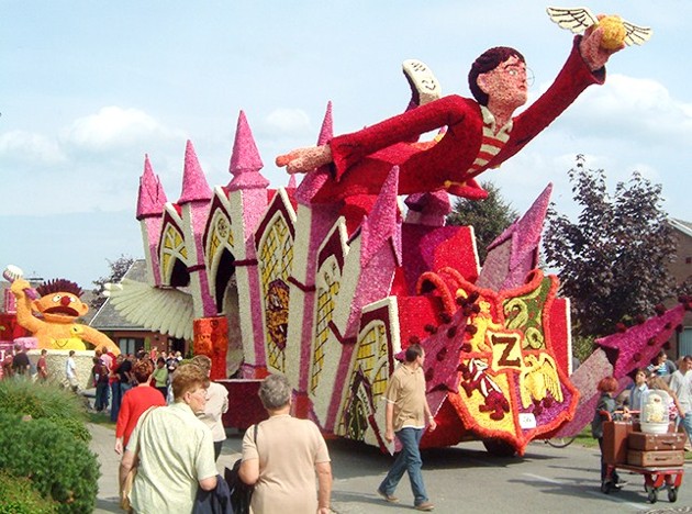 Gambar Foto Replika Harry Potter Saat Menangkap Golden Snitch Tampil di Zundert Flower Parade 2014