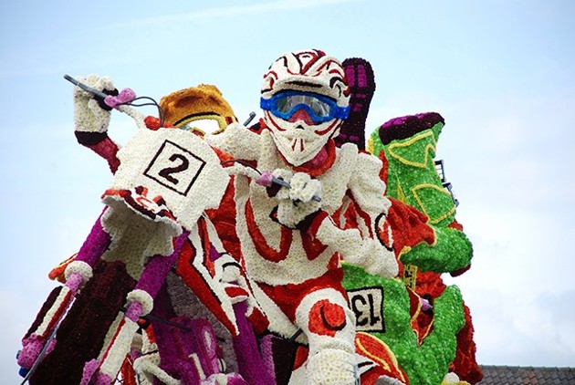 Gambar Foto Karya Berbentuk Pembalap hadir Zundert Flower Parade 2014
