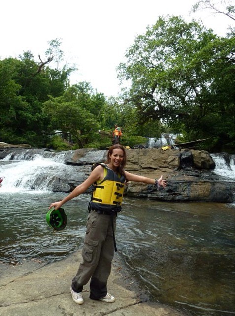 Gambar Foto Fiona Callaghan Saat Berada di Curug Dendeng