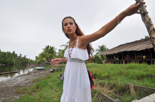 Gambar Foto Fiona Callaghan Saat Berada di Kampung Baru, Asmat
