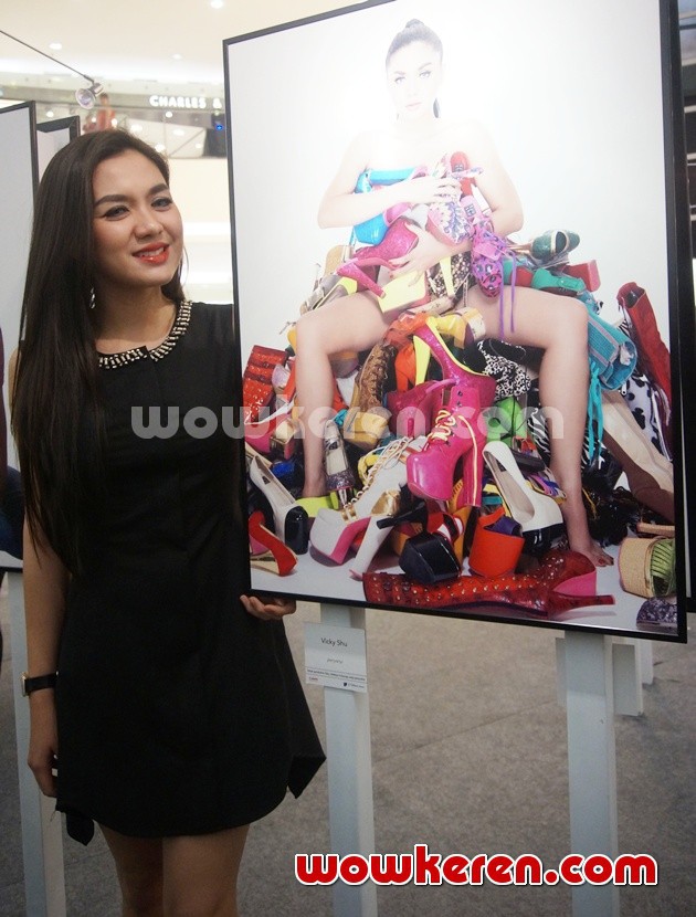 Gambar Foto Vicky Shu Hadir di Peluncuran Buku Jerry Aurum 'On White'