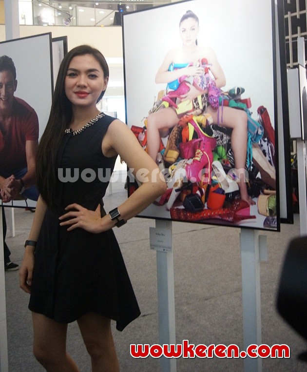 Gambar Foto Vicky Shu Hadir di Peluncuran Buku Jerry Aurum 'On White'