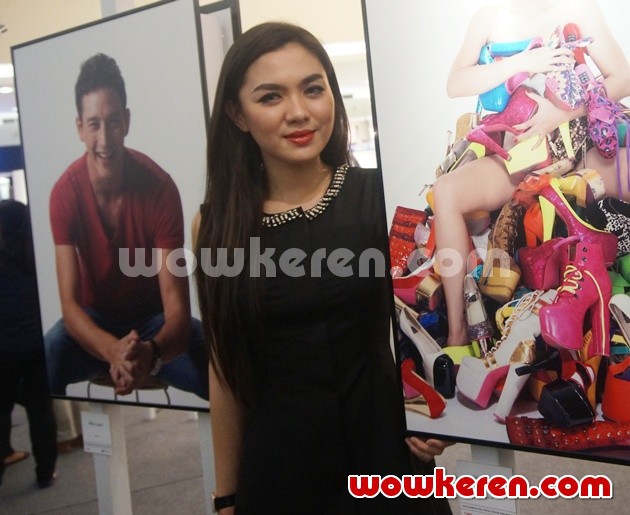 Gambar Foto Vicky Shu Hadir di Peluncuran Buku Jerry Aurum 'On White'