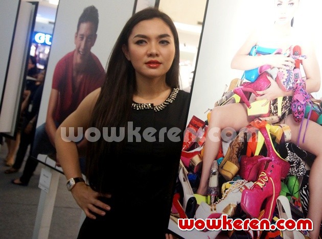 Gambar Foto Vicky Shu Hadir di Peluncuran Buku Jerry Aurum 'On White'