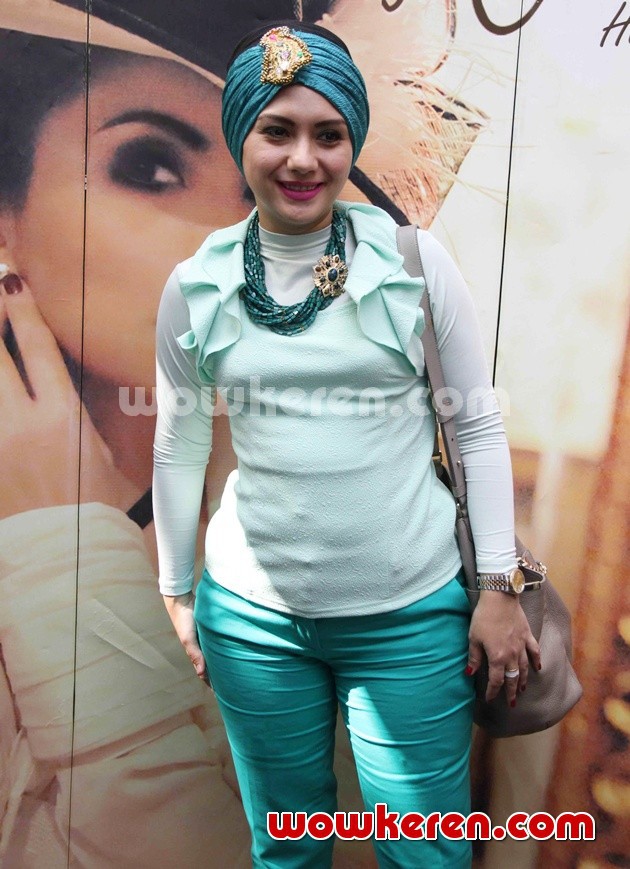 Gambar Foto Viona Rosalina Hadir di Launching Album Terbaru Mayangsari