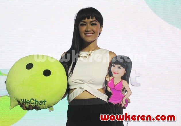 Gambar Foto Julia Perez di Acara WeChat Luncurkan Program Semua Gratis