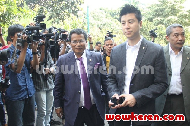 Gambar Foto Hotman Paris dan Johnson Yaptonaga di Mapolda Metro Jaya