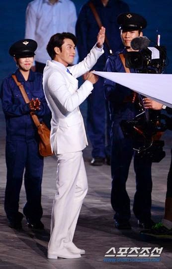 Gambar Foto Hyun Bin Menjadi Salah Satu Pembawa Bendera Korea Selatan