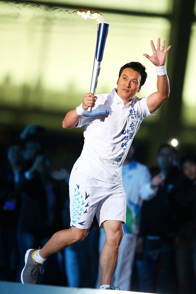 Gambar Foto Atlet Baseball Korea Selatan Lee Seung Yup Membawa Obor Asian Games