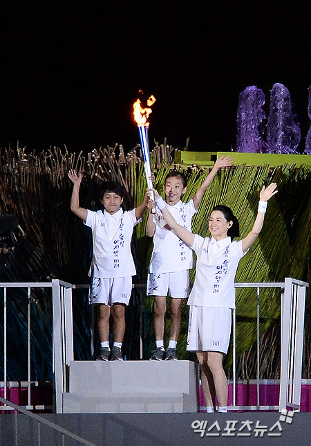 Gambar Foto Lee Young Ae Bertugas Menyalakan Api Asian Games Incheon 2014