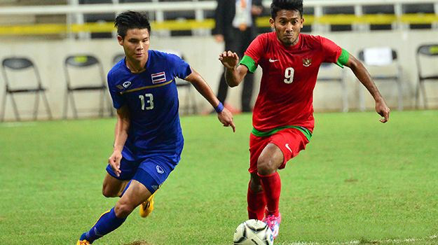 Bắt giữ tuyển thủ Indonesia tàng trữ 2700 viên ma túy 1 Gambar Foto Syakir Sulaiman Saat Berebut Bola dengan Narubadin Weerawa -  Foto 2 dari 9
