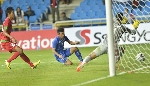 Gambar Foto Kroekrit Thawikan Cetak Gol ke Gawang Indonesia