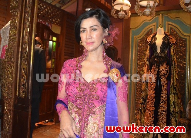 Gambar Foto Amy Qanita Fitting Baju di Butik Anne Avantie