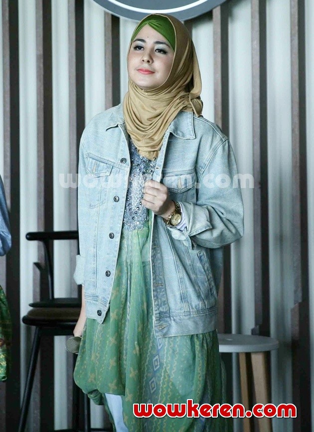 Gambar Foto Risty Tagor dalam Acara Bincang Santai Mengenai Hijab