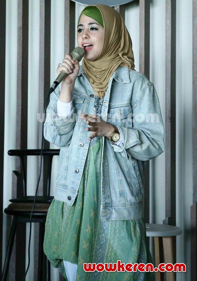 Gambar Foto Risty Tagor dalam Acara Bincang Santai Mengenai Hijab