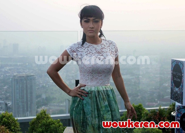 Gambar Foto Julia Perez Peragakan Koleksi Billy Tjong for Zalora