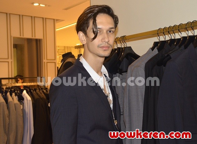 Gambar Foto Dimas Beck Ditemui di Launching Outlet Pertama The Kooples