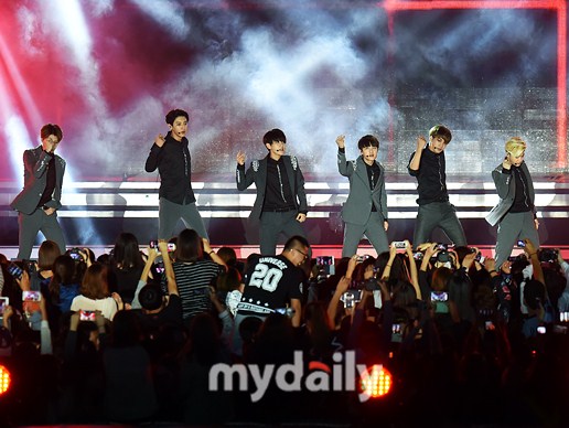 Foto EXO-K Saat Nyanyikan 'Growl' di Hallyu Dream Festival 2014