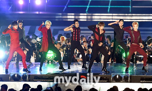 Gambar Foto Aksi Panggung F.Cuz di Hallyu Dream Festival 2014