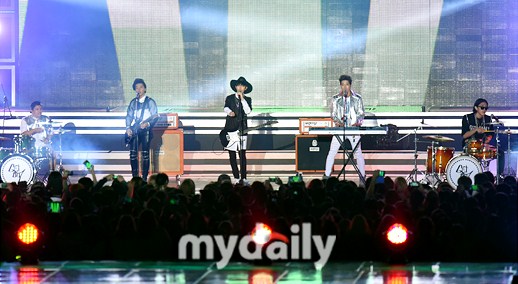 Gambar Foto Penampilan Say Yes di Hallyu Dream Festival 2014