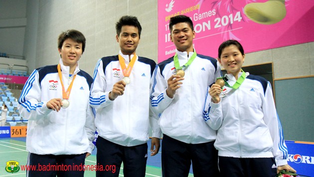 Gambar Foto Tim Ganda Campuran Indonesia Berfoto Bersama