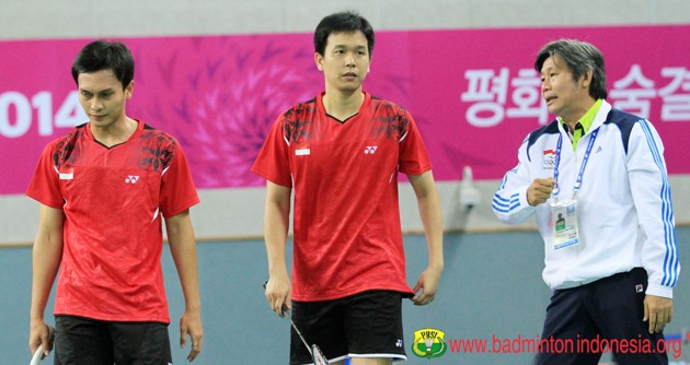 Gambar Foto Mohammad Ahsan/Hendra Setiawan Saat Diberi Arahan Pelatih Herry IP