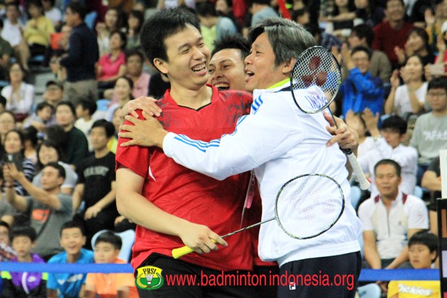 Gambar Foto Kegembiraan Mohammad Ahsan dan Hendra Setiawan Setelah Memenangkan Pertandingan