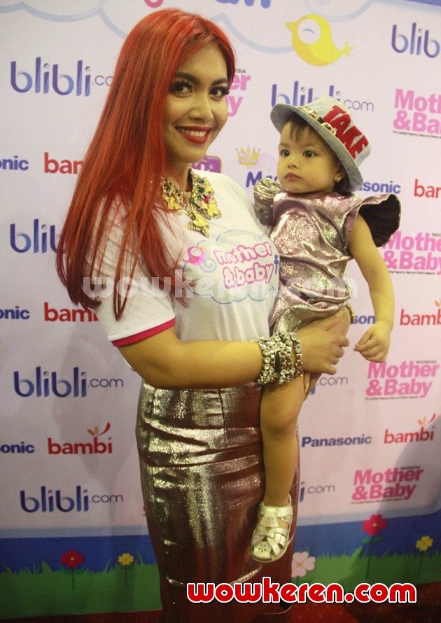 Gambar Foto Denada Ditemui di Mother & Baby Fair 2014