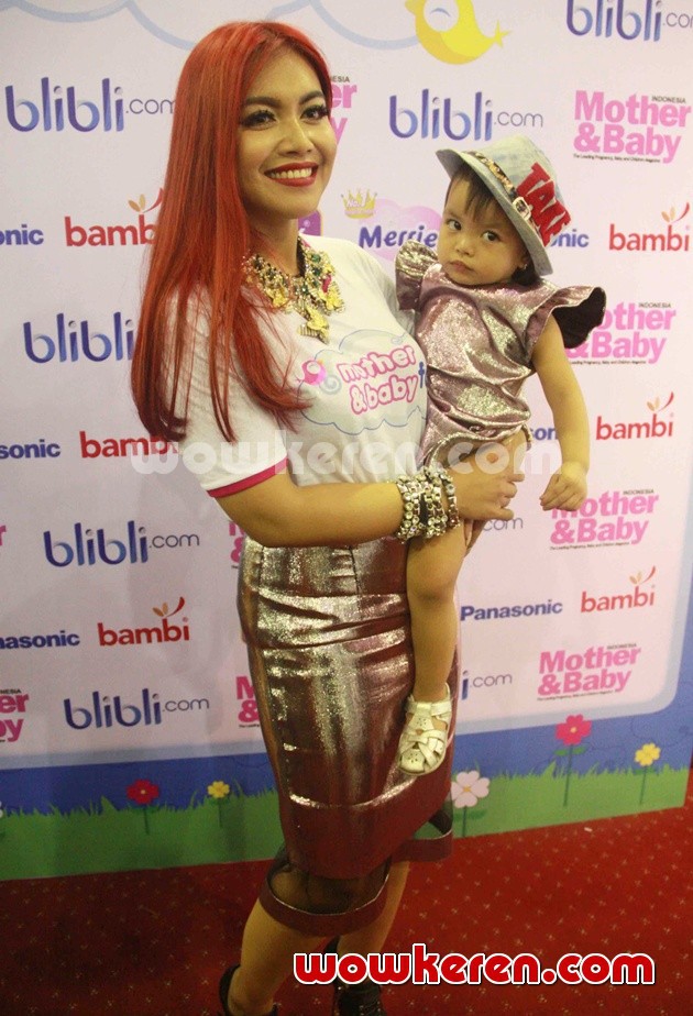 Gambar Foto Denada Ditemui di Mother & Baby Fair 2014