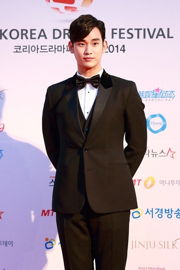 Gambar Foto Kim Soo Hyun di Red Carpet Korea Drama Awards 2014