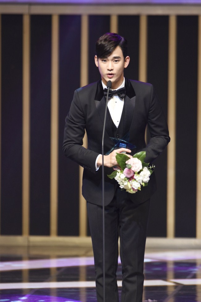 Foto Kim Soo Hyun Raih Grand Prize di Korea Drama Award 2014