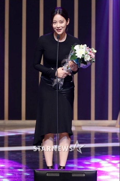 Foto Oh Yeon Seo Raih Piala Top Excellence Award, Actress