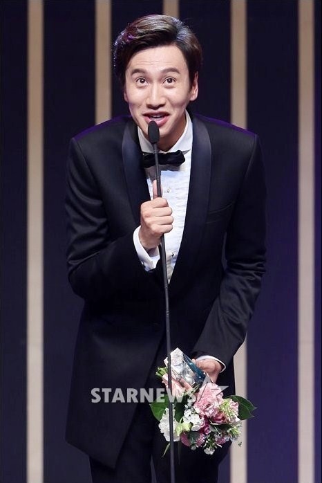 Foto Lee Kwang Soo Raih Piala Excellence Award, Actor